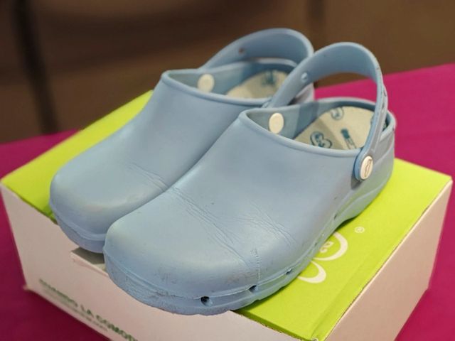 Zuecos de trabajo celestes