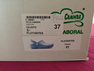 Zuecos de trabajo celestes