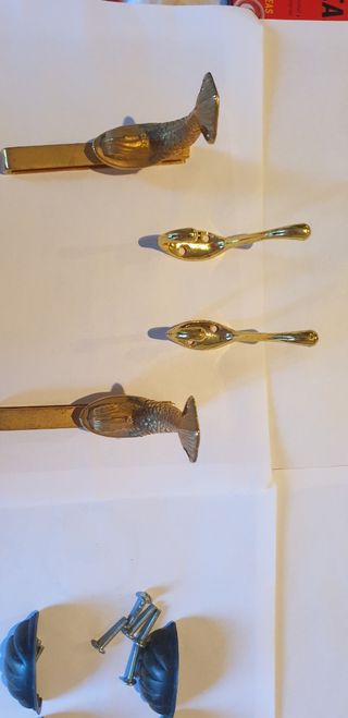 4 SOPORTES DE ESTANTERIAS-VITRINAS