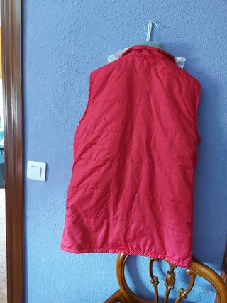 Chaqueta roja impermeable, tiene chaleco