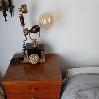 Lampara con teléfono antiguo