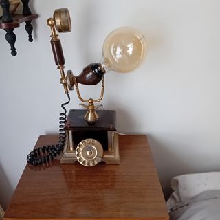 Lampara con teléfono antiguo