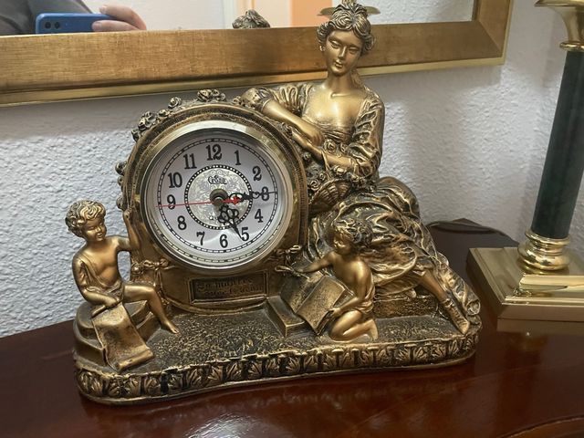 Orologio da tavolo in oro stile antico
