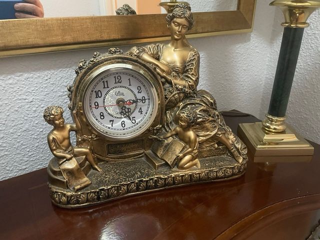 Orologio da tavolo in oro stile antico