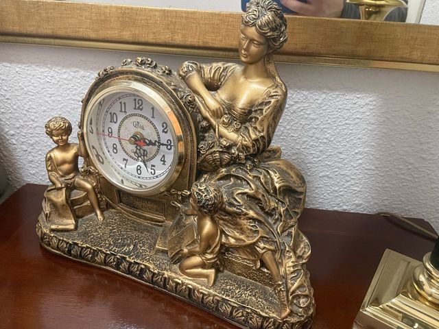 Orologio da tavolo in oro stile antico