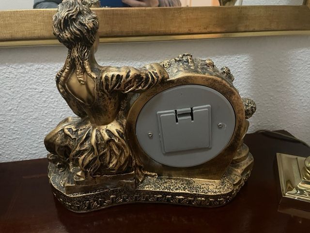 Orologio da tavolo in oro stile antico