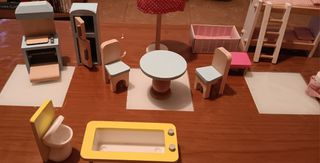 Muebles de madera para casa de muñecas