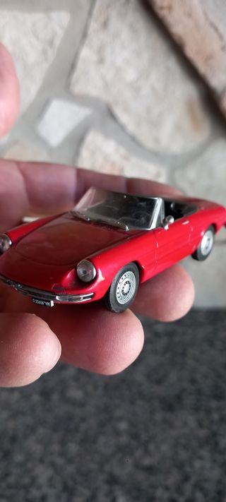 Alfa Romeo rossa Spider 1300 Junior 1970