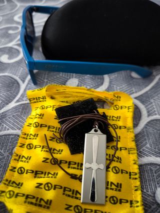 Occhiali da sole e collana Zoppini