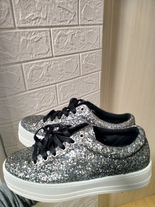 Zapatillas con plataforma y brillos talla 38