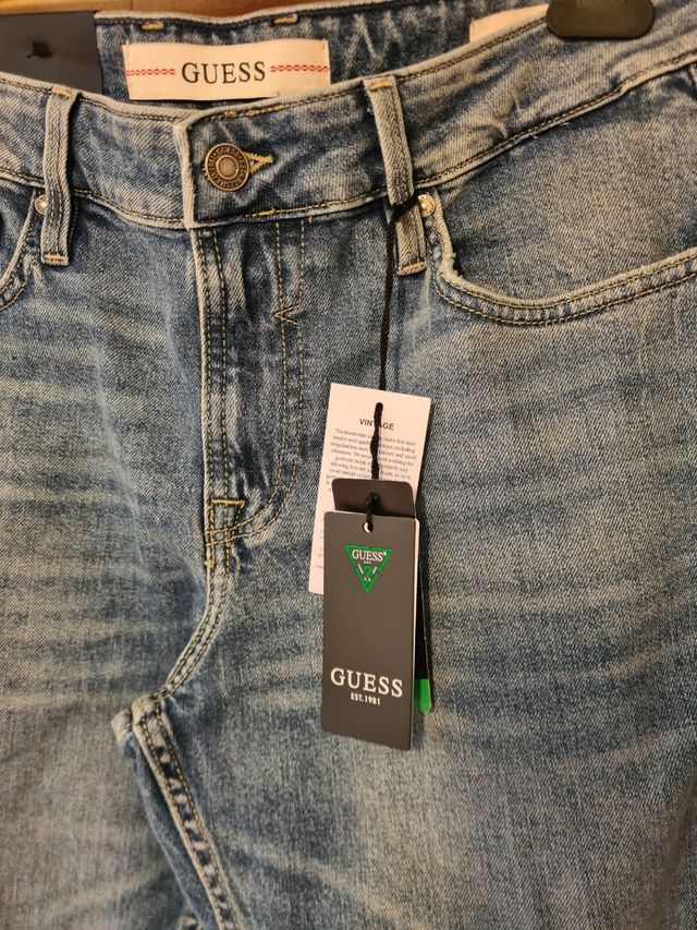 Preciosos vaqueros Guess hombre