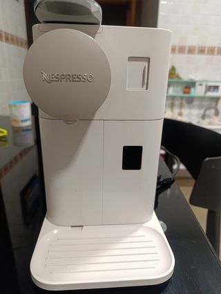 Cafetera Nespresso lattisima one