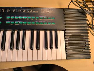 Sintetizador Yamaha DX27S