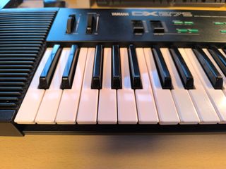 Sintetizador Yamaha DX27S