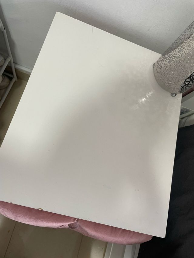 Mesita de noche y cabecero y cojines a juego