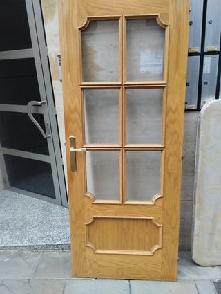 Puerta de madera con cristal 