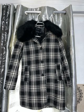 Abrigo de mujer Koröshi con cuello de pelo – Talla M
