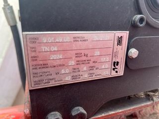 Caja alumino  basculantecon rapas y grua con pulpo