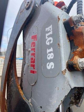 Caja alumino  basculantecon rapas y grua con pulpo