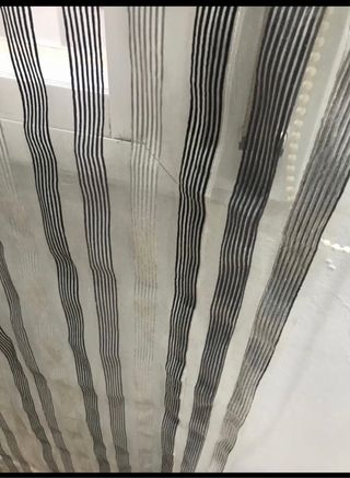 cortina estore plateada y negra