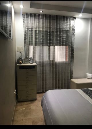 cortina estore plateada y negra