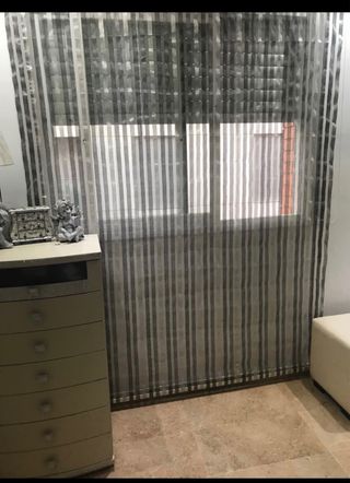 cortina estore plateada y negra