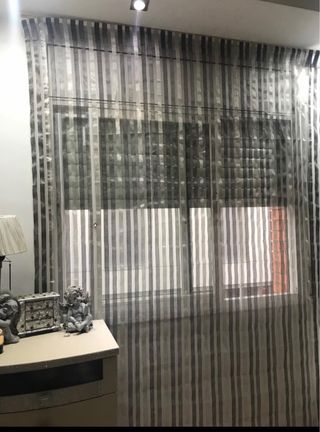 cortina estore plateada y negra