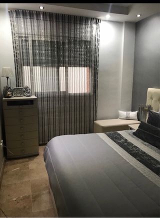 cortina estore plateada y negra