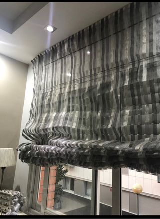 cortina estore plateada y negra