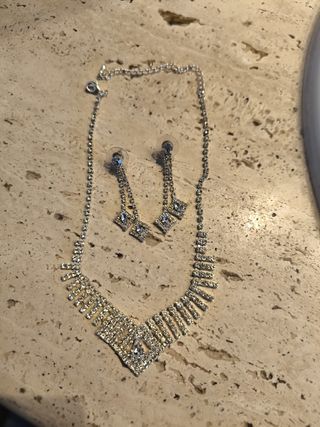 CONJUNTO DE GARGANTILLA Y PENDIENTES 