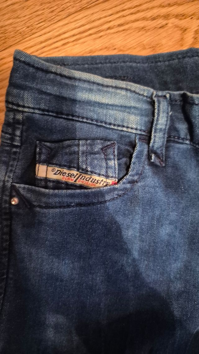 Bellissimi pantaloni Diesel effetto jean