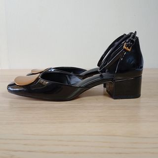 zapatos charol y dorado Zara