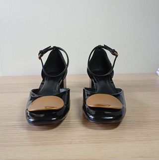 zapatos charol y dorado Zara