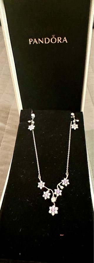 Collana e orecchini pandora 