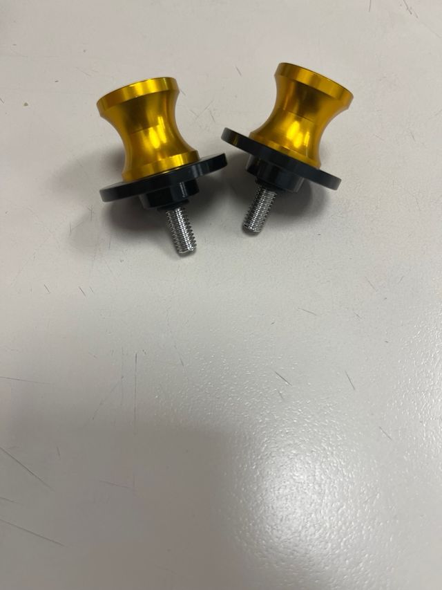 Tornillo protector del basculante de moto