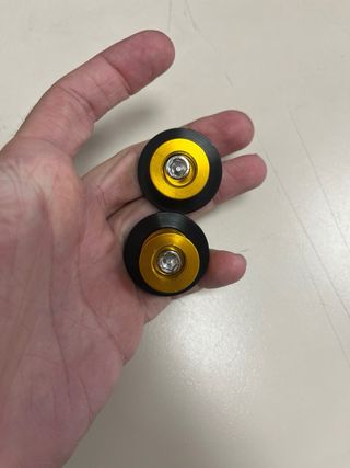 Tornillo protector del basculante de moto