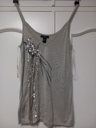 Top gris con plumas y pedrería Mango