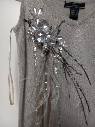 Top gris con plumas y pedrería Mango