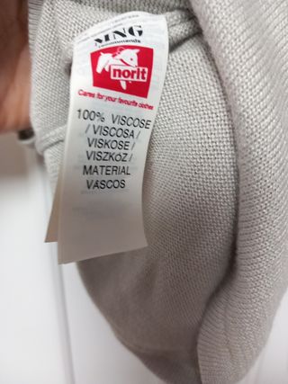 Top gris con plumas y pedrería Mango