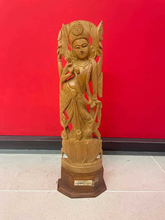 Talla madera dios hindú Visnhú.