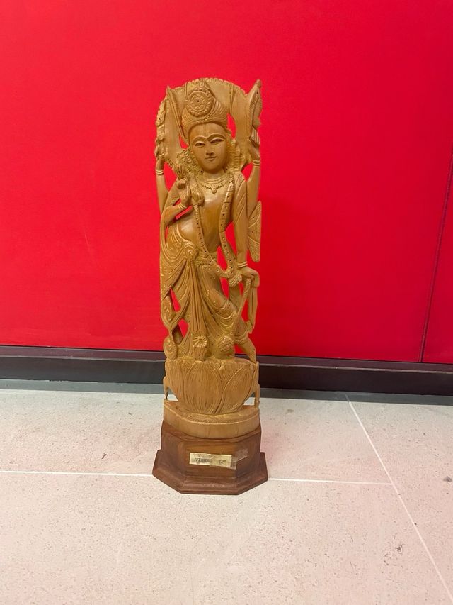 Talla madera dios hindú Visnhú.