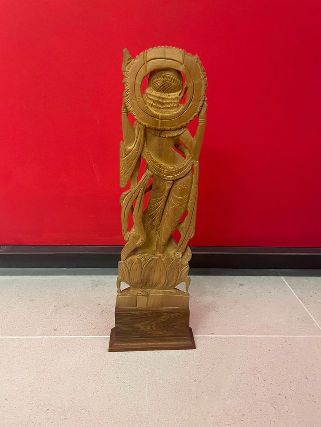 Talla madera dios hindú Visnhú.