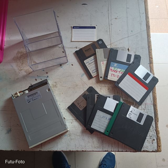 Dos Disquetera y Varios disquetes 