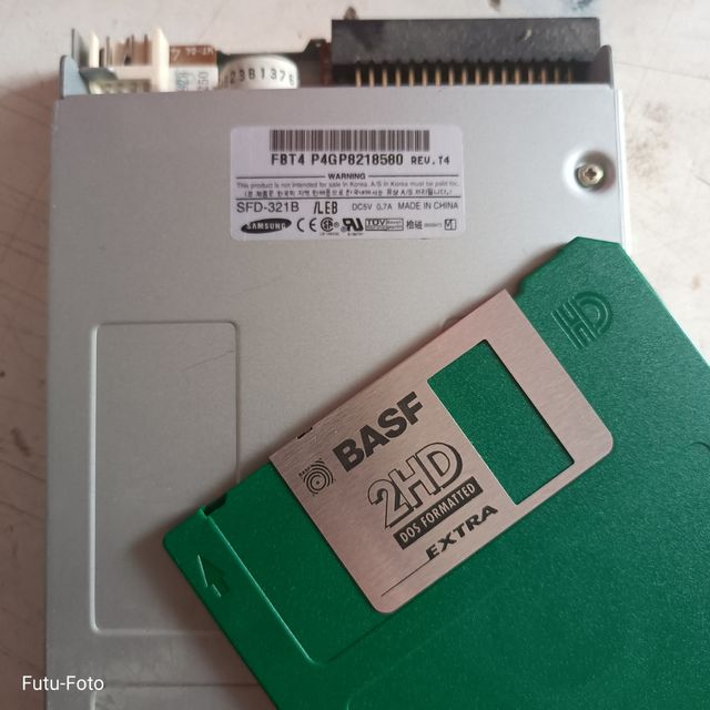 Dos Disquetera y Varios disquetes 