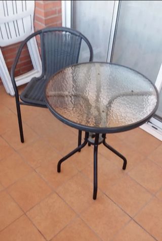 MESA Y SILLAS DE TERRAZA