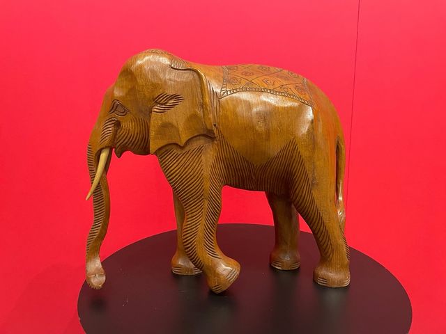 Elefante tallado en madera maciza.