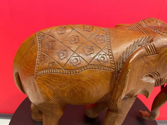 Elefante tallado en madera maciza.