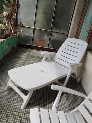 tumbona, y 3 sillas  para exterior