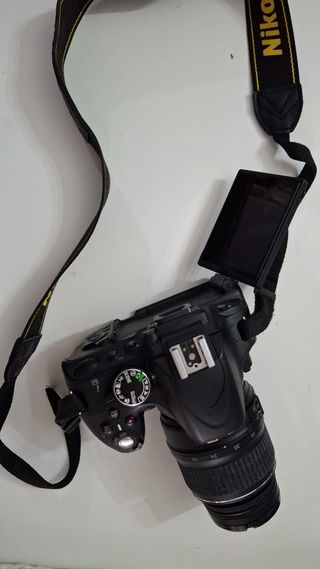 Camara Nikon D5100 con objetivo 18-55 mm Nikon