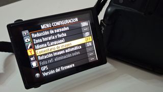 Camara Nikon D5100 con objetivo 18-55 mm Nikon